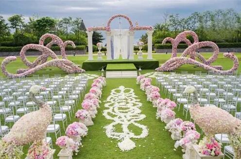 在上海举办一场户外婚礼，婚宴场地价格贵吗？